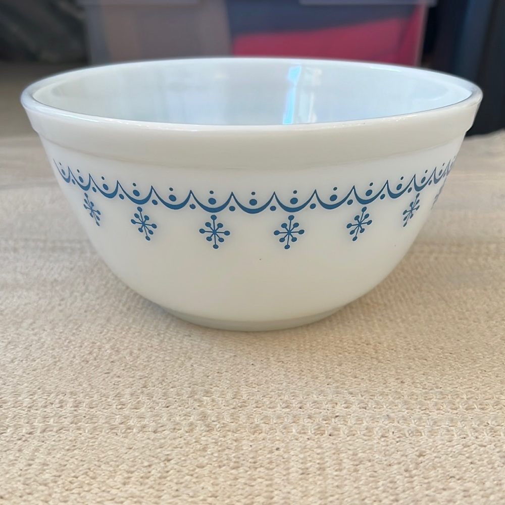 Vintage Pyrex Snowflake Blue Garland Mixing Bowl